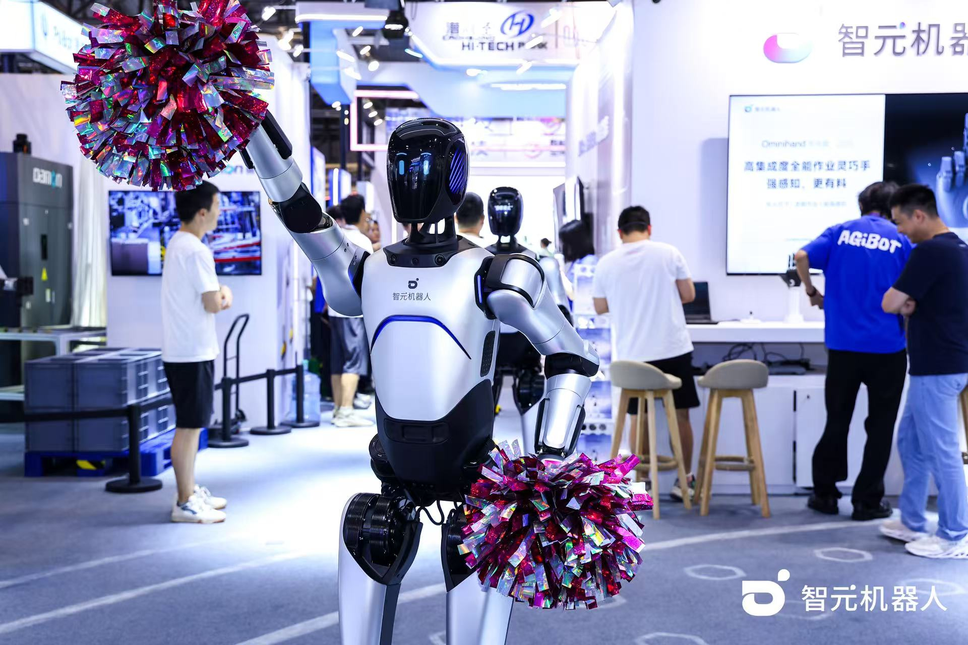 365钱包机器人 WAIC 首日展台火爆，机器人家族集体打工忙不停